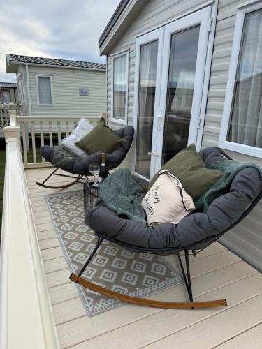 Ein Sitzbereich in der Unterkunft Luxury van at Redcar Beach