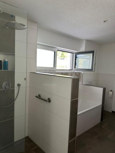 un baño con ducha y bañera en Ferienwohnung Innblick, en Marktl