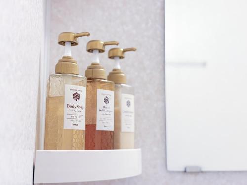 a group of four bottles of soap in a box at 十分钟到达Namba in Osaka