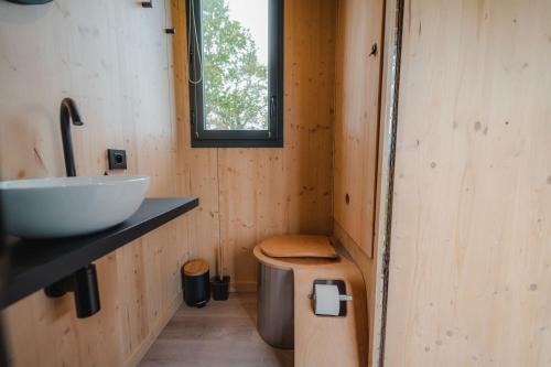 ein Badezimmer mit Waschbecken und Toilette in der Unterkunft Parcel Tiny House I Elevage du Puits Carré in Dame-Marie