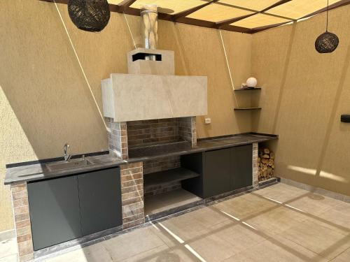 Η κουζίνα ή μικρή κουζίνα στο The Chiefs Villa