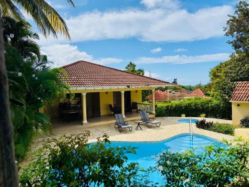 Bazén v ubytování Hispaniola 3 bed, 3 bath Villa with pool & jacuzzi nebo v jeho okolí