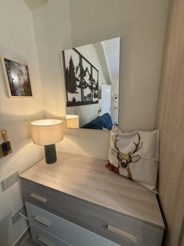 einen Spiegel auf einer Kommode im Schlafzimmer in der Unterkunft La mansarda in montagna - Roccaraso in Roccaraso