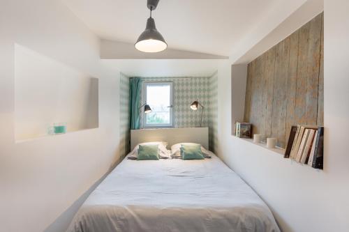 - une chambre avec un grand lit dans l'établissement Ty Melaine by Cocoonr, à Rennes