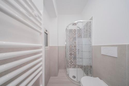 ein weißes Badezimmer mit Dusche und Toilette in der Unterkunft Scopri Torino da una posizione privilegiata! in Turin