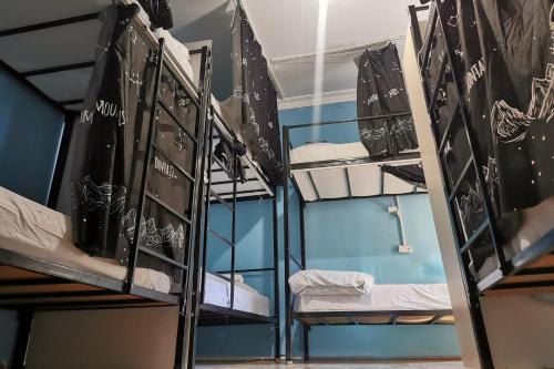 Postel nebo postele na pokoji v ubytování Harmony Backpackers Hostel