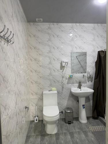 Ένα μπάνιο στο Nari 2 Hotel