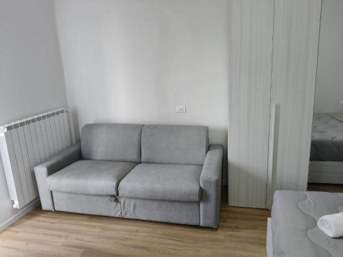 una sala de estar con un sofá y una cama en Wendy's House- self check in-, en Bérgamo