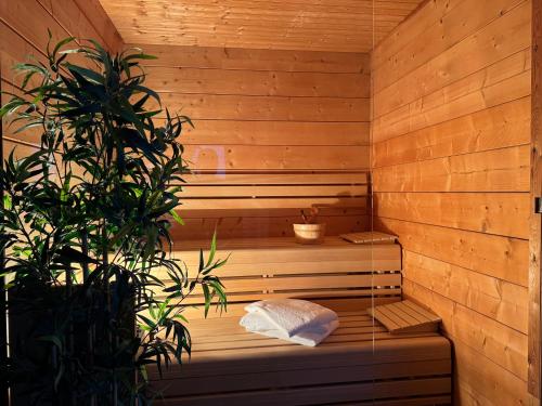 Una sauna con un banco en una pared de madera. en Harz-Blockhaus, Berg -"Hütte" mit Sauna und Kamin, en Hahnenklee-Bockswiese