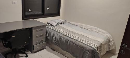 Postel nebo postele na pokoji v ubytování شقه smile 16