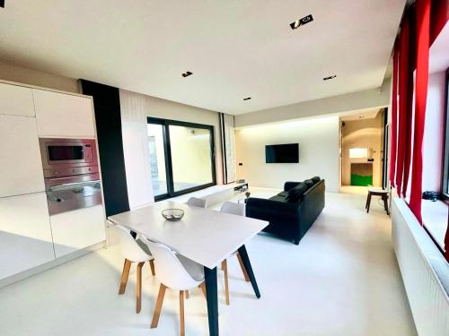 TV a/nebo společenská místnost v ubytování The DownTown Escape