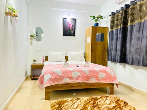 Ένα ή περισσότερα κρεβάτια σε δωμάτιο στο Blue Stay Inn Holiday Home - Near Baga Calangute Beach