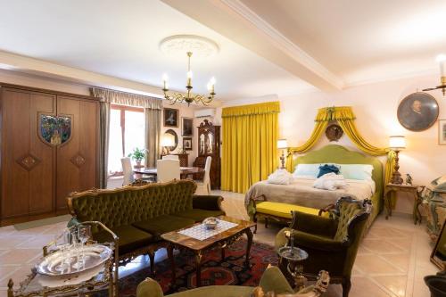 罗马Loft Appia Antica Donna Eugenia的带床和沙发的客厅