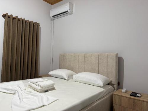 Ένα ή περισσότερα κρεβάτια σε δωμάτιο στο Selvia Guesthouse Tirana Center