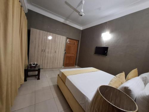 Una televisión o centro de entretenimiento en Orion Hotel