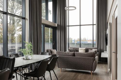 Posezení v ubytování Skyline Serenity: Exquisite 3-Bedroom Ultra-Luxury Penthouse