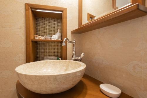 罗马Loft Appia Antica Donna Eugenia的浴室里有一个大型大理石洗手盆。