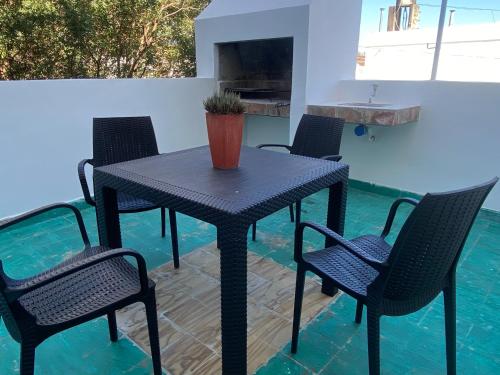 ラファエラにあるDto del Centroの黒いテーブルと椅子、花瓶