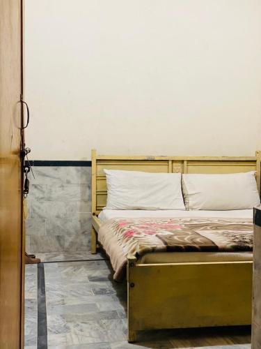 En eller flere senge i et værelse på Al ibadat hotel Peshawar