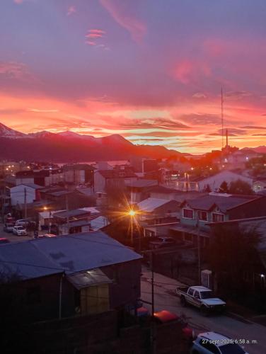 ARoss في أوشوايا: مدينة فيها غروب الشمس في الخلفية