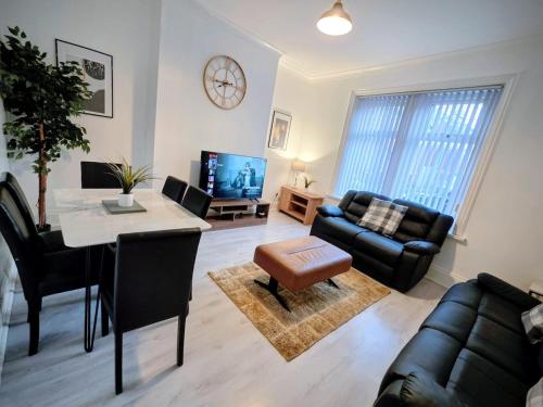 ein Wohnzimmer mit einem Tisch und ein Wohnzimmer mit einem Sofa in der Unterkunft Union Palace, Free Parking in Blythe