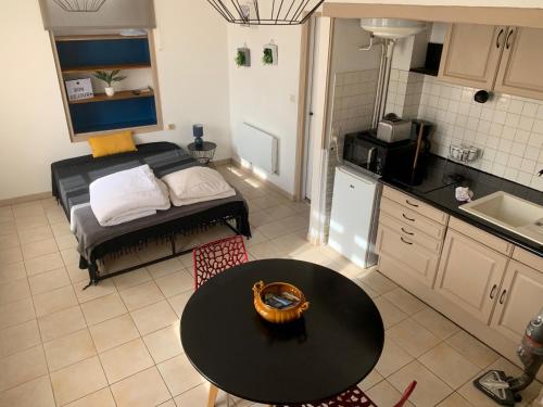 Kuchyň nebo kuchyňský kout v ubytování Charmant Studio près de la Plage