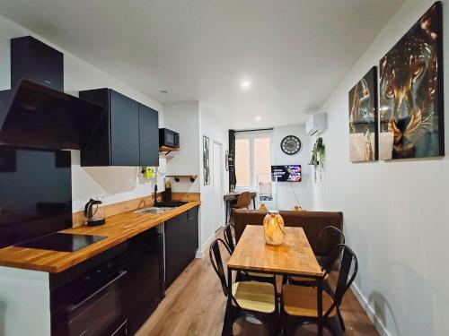 Kuchyň nebo kuchyňský kout v ubytování L'Escapade Urbaine