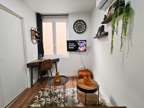 TV a/nebo společenská místnost v ubytování L'Escapade Urbaine