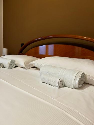 two rolled towels sitting on top of a bed at Residence Cà Mazzini in San Giorgio Di Mantova