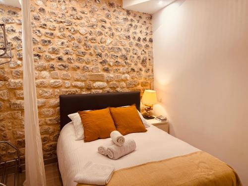 une chambre avec un lit avec des serviettes dessus dans l'établissement Maison Marie Charme & confort à Rouen centre, à Rouen