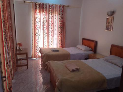 En eller flere senge i et værelse på Memnon Apartments