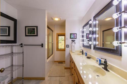 Un baño con dos lavabos y un espejo grande. en Angels Envy, en Blowing Rock