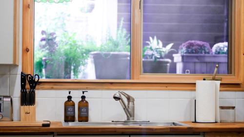 Una encimera de cocina con un fregadero y una ventana. en Lay Back Lodge, en Kimberley