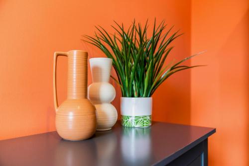 ガラシールズにあるStylish 4 Bed-Town Centreの花瓶三本台