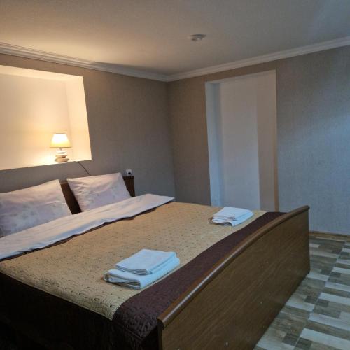 Ένα ή περισσότερα κρεβάτια σε δωμάτιο στο Colchis Guest House