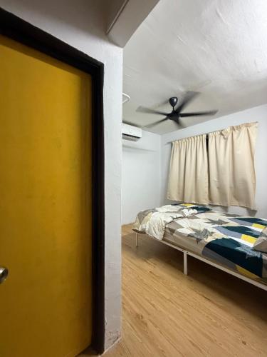 Ένα ή περισσότερα κρεβάτια σε δωμάτιο στο Homestay Kota Warisan KLIA