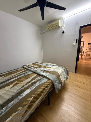 Ένα ή περισσότερα κρεβάτια σε δωμάτιο στο Homestay Kota Warisan KLIA