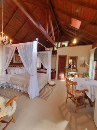 een slaapkamer met twee bedden en een houten plafond bij Cabanas dos Sonhos na Serra SC in Rancho Queimado