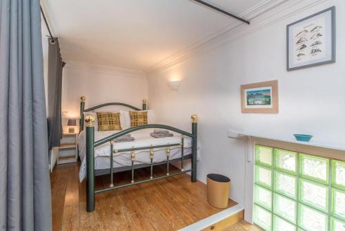 une chambre avec un lit et une fenêtre dans l'établissement Capel-Bach, à Llanystumdwy