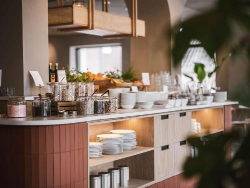 Un mostrador con platos y fuentes blancos encima. en Appartementen Domburg, en Domburg