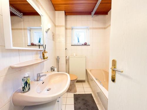 a white bathroom with a sink and a toilet at Helle gemütliche 3-Zi-Whg mit Terrasse und Gartenzugang in Kulmbach