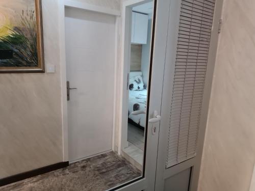 Un pat sau paturi într-o cameră la M Central Park