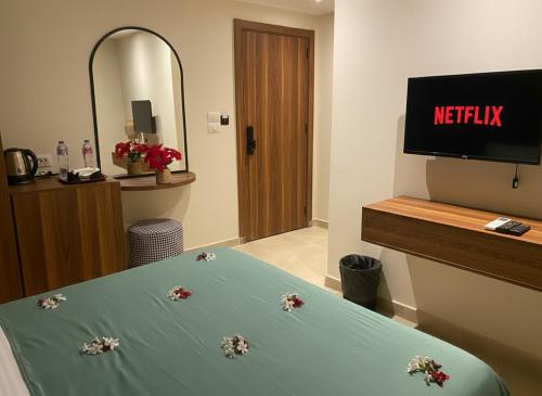 a hospital room with a bed with amitt at Boutique De Pirámides Nómadas in Cairo