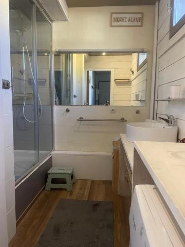 Koupelna v ubytování Panoramic Mountain View Apt, 65m2 with Parking, 6 guests