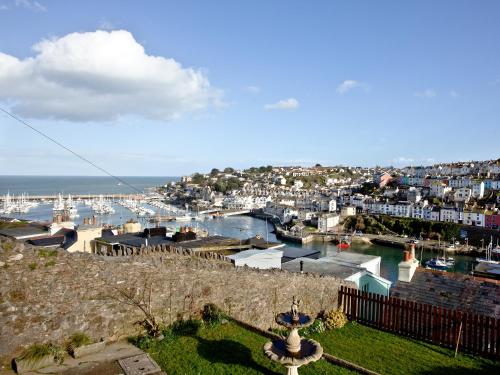 Blick auf eine Stadt mit Hafen in der Unterkunft Turnstone - 2 Linden Court in Brixham