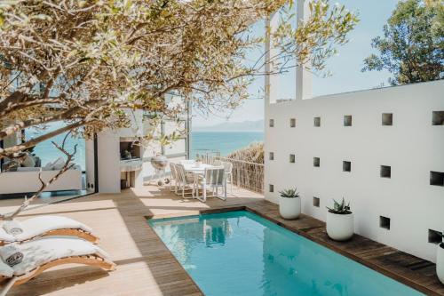 Ein Haus mit Pool und Meerblick in der Unterkunft Villa the Cherry in De Kelders