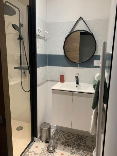 a small bathroom with a sink and a mirror at Gîte atypique La Bastilac in Garganvillar