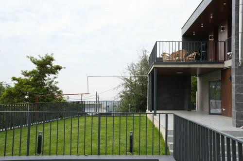 Das Gebäude in dem sich die Villa befindet