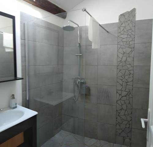 Et badeværelse på Le Gîte Du Vieux Mûrier Côté Est