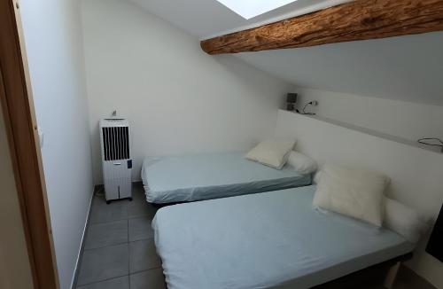 En eller flere senge i et værelse på Le Gîte Du Vieux Mûrier Côté Est